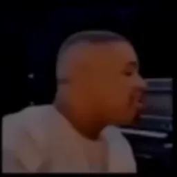 مرد درحال خواندن با آهنگ فانک