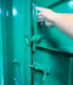 مرد درحال قفل کردن در