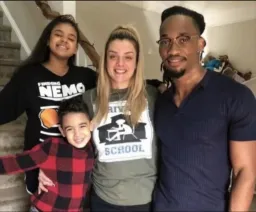 مرد سیاه پوست به همراه خانواده اش