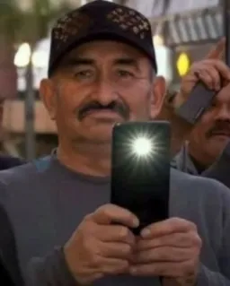مرد درحال عکس گرفتن با گوشی