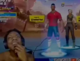 اسپید که یک صدای گوش خراش در هدفونش می اید