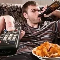 مرد روسی درحال خوردن چیپس و ودکا