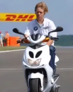 سباستین افسرده بر روی موتور