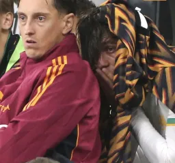 دیبالا درحال گریه کردن