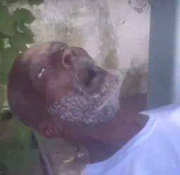پیرمرد سیاه‌پوست بی‌هوش