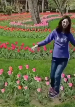 زن در حال رقصیدن در جا های مختلف