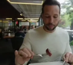 مرد درحال غذا خوردن در آرامش