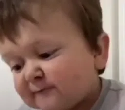 نگاه متعجب بچه و انفجار بعد از آن