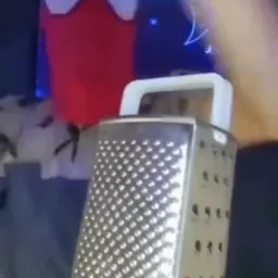 اسپایدرمن درحال ساز زدن با زنجیر و رنده