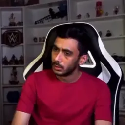 مرد ناراحت درحال فکر کردن