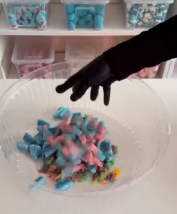 ریختن پاستیل 