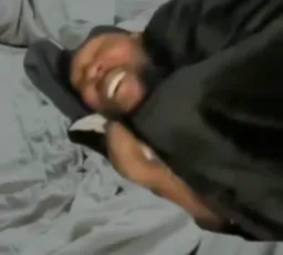 لذت بردن مرد زیر پتو