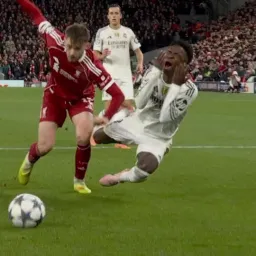 پرت شدن وینیسیوس جونیور بر زمین بعد از برخورد با بازیکن