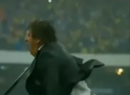 خوشحالی کردن سرمربی فوتبال