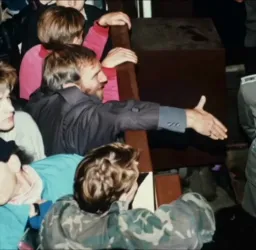 Man in the hands of the hand and the soldiers looking at Kerry Dan