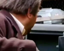 شکیب درحال بو کردن و لیس زدن پول