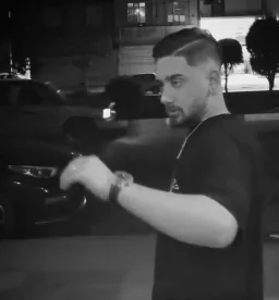 مرد غمگین و ناراحت