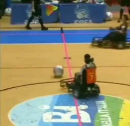 فوتبال بازی کردن معلولین