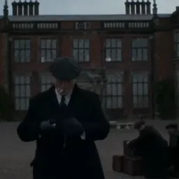 توماس شلبی در حال خارج شدن هنگام منفجر شدن کاخ