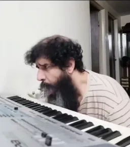 مرد دیوانه در حال پیانو زدن با زبان