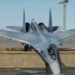 F35 درحال خوردن اب