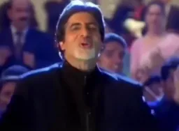 مرد در حال خوانندگی و خواندن آهنگ فرانسوی