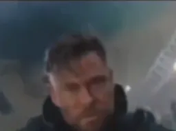 سوت کشیدن گوش مرد
