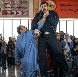 بهبود درحال بلند کردن ارسطو