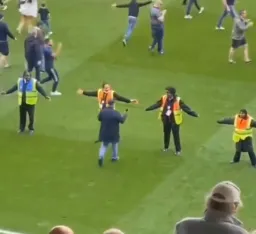 رد شدن راحت مرد از نیروهای امنیتی