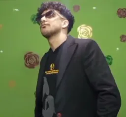 نگاه تاسف بار مرد به یک چیز