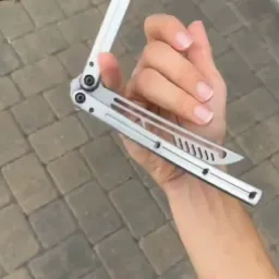 مرد در حال تکان دادن باتریفلای نایف