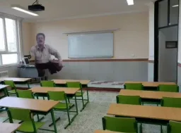 مرد در حال خواندن اواز