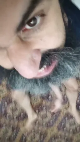 مرد ترسناک درحال خواندن آهنگ گربه ای که توی فتوکپی کار میکنه