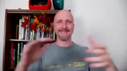 مرد کچل در حال دست زدن