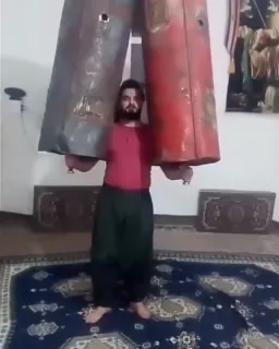 مرد در حال زدن میل باستانی عجیب و بزرگ