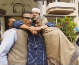 مرد در حال بغل کردن دوستان خود