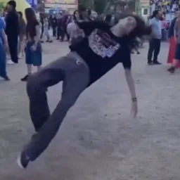 جنگیدن مرد با دشمن خیالی خود