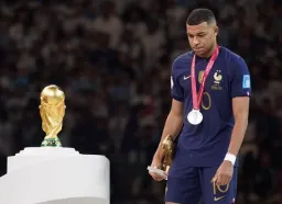 امباپه درحال نگاه به جام جهانی و ناراحت