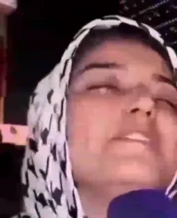 زن در حال شادی کردن