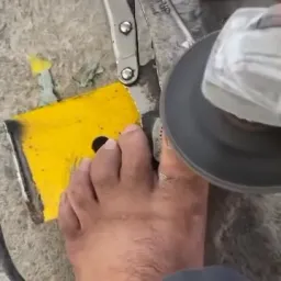 مرد در حال کوتاه کردن ناخن با سنگ جت