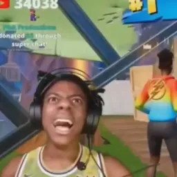 اسپید درحال کوبیدن خود به صندلی