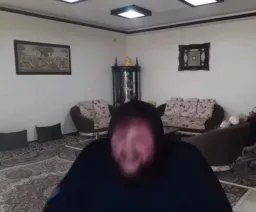 مرد در حال تعجب کردن درون خانه