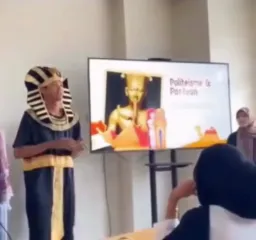 معلم در حال درس دادن و توضیح دادن