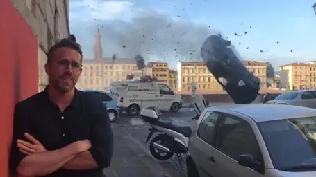 Car crash photobombing ryan reynolds