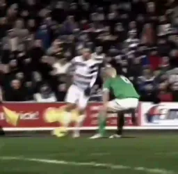 بازیکنان فوتبال درحال دریبل کردن