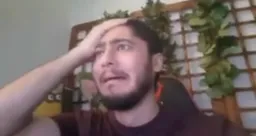 مرد متعجب در حال افسوس خوردن