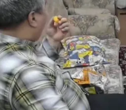 مرد درحال خوردن پفک