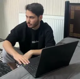 نگاه مرد خسته به لپتاپ