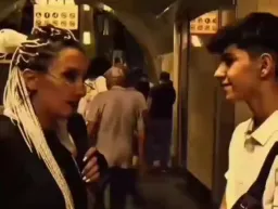 پیرمرد در حال ب یاد اوردن خاطرات جنگ