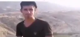 مرد در حال موتور سواری پرخطر و افتادن از آن